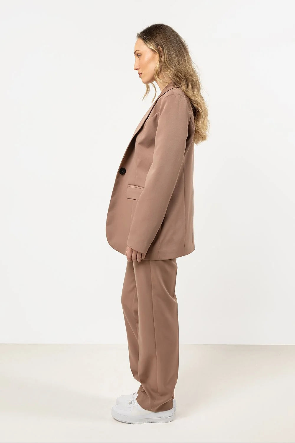 Tailleur femme blazer pantalon beige taupe coupe longue épaules structurées poches latérales polyester mélange ajustée