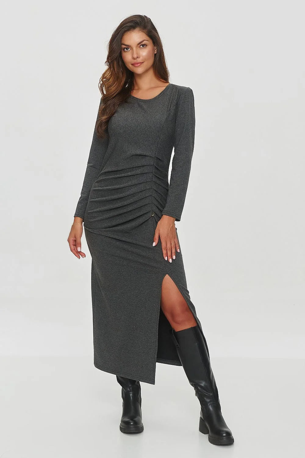 Robe de jour Makadamia élégante longue manches longues col rond ajustée grise drapé asymétrique fente latérale femmes