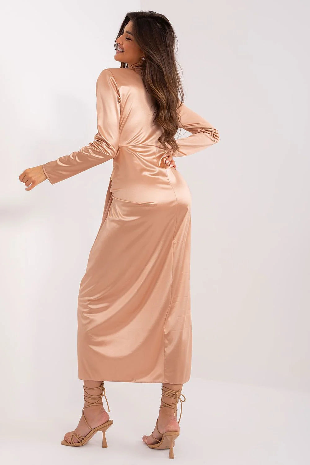 Robe de soirée élégante longue manches longues encolure V champagne taille marquée drapé satiné femme