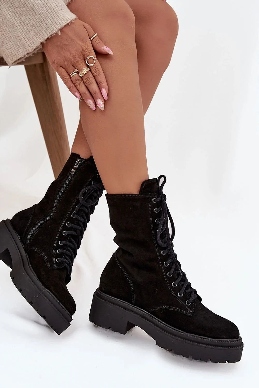 bottines montantes femme suède noir bout rond laçage fermeture éclair latérale plateforme crantée talon bloc épais doublure chaude