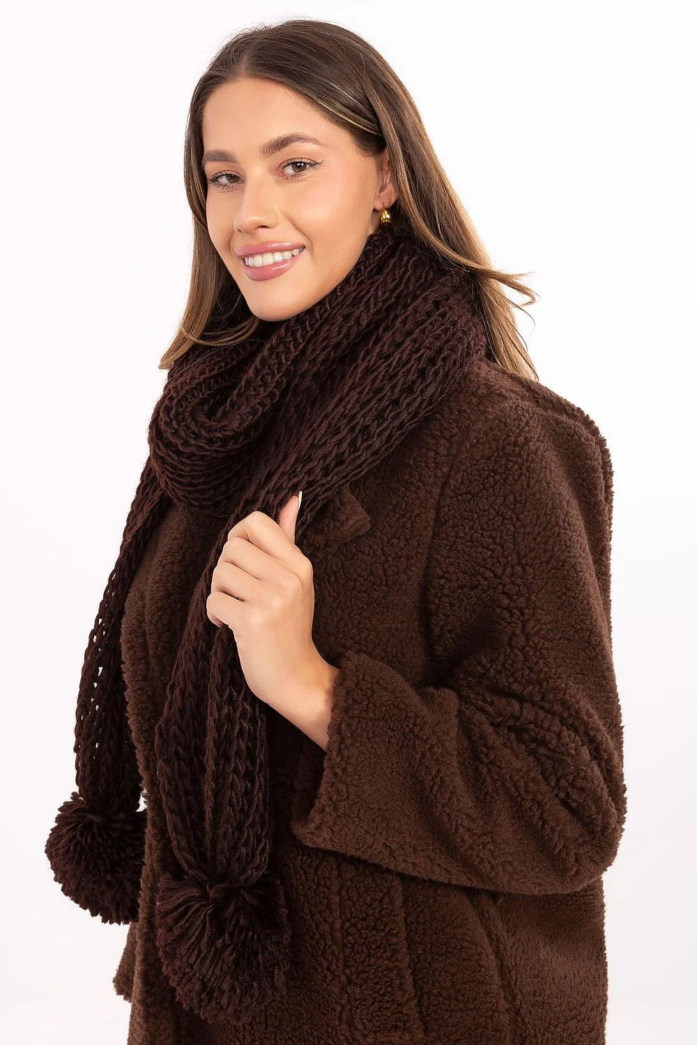 écharpe grosse maille pompons marron chocolat longue enveloppante moelleuse chaude cosy casual tendance hiver acrylique douce qualité
