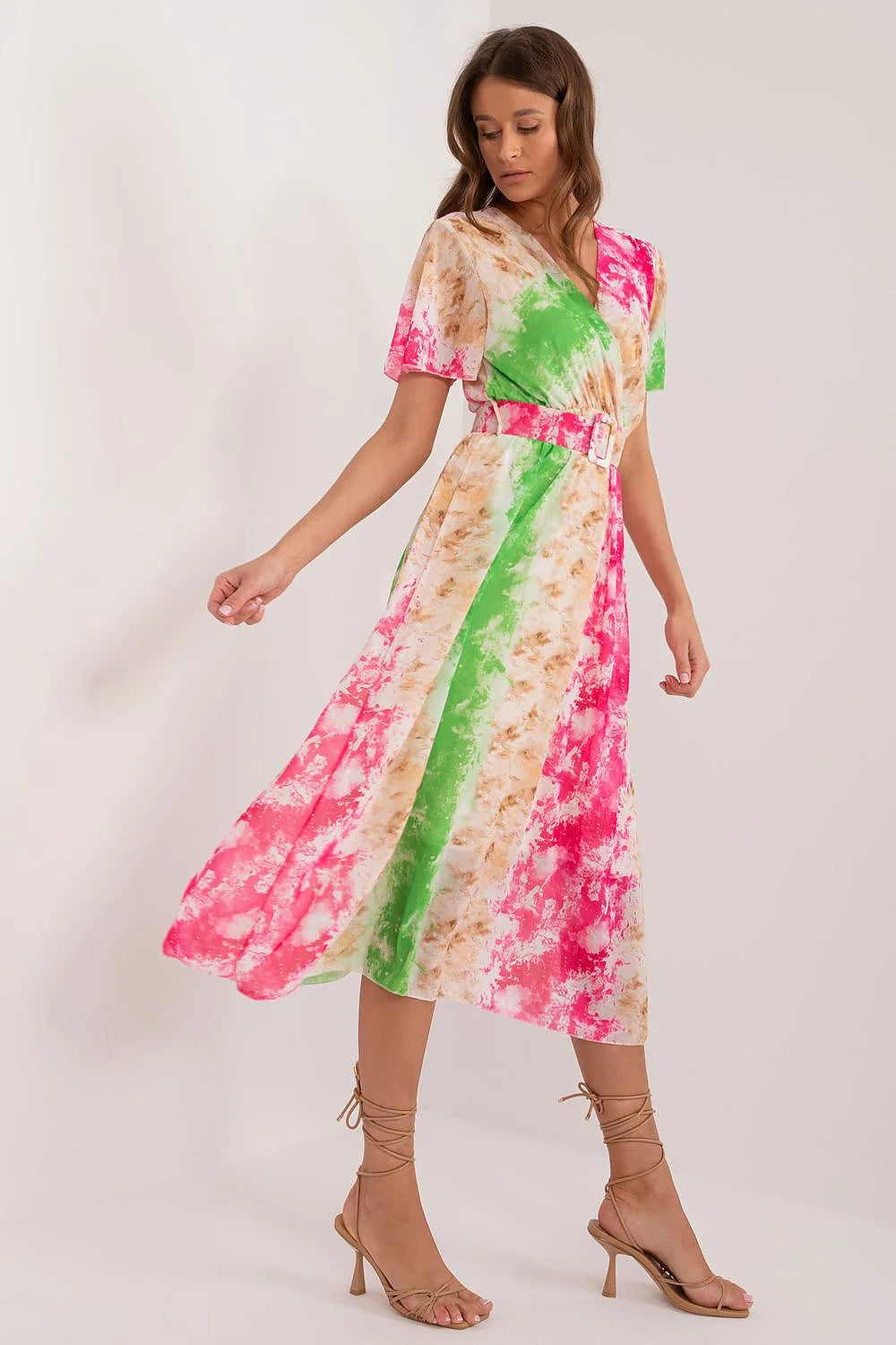 Robe d'été femme motif tie-dye couleurs vives longueur midi décolleté en V manches courtes ceinture ajustable tissu léger confort style décontracté polyvalent look estival mode