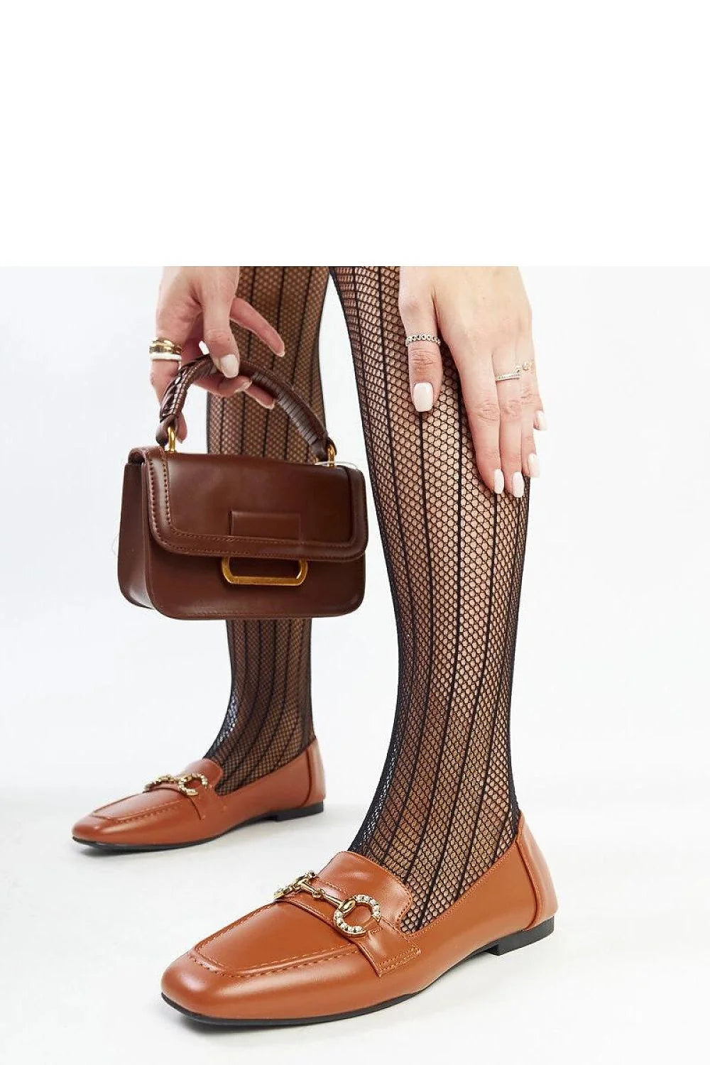 Moccasins élégants pour femme style classique carré marron cognac chaîne dorée cuir synthétique confortable occasion quotidienne ou professionnelle