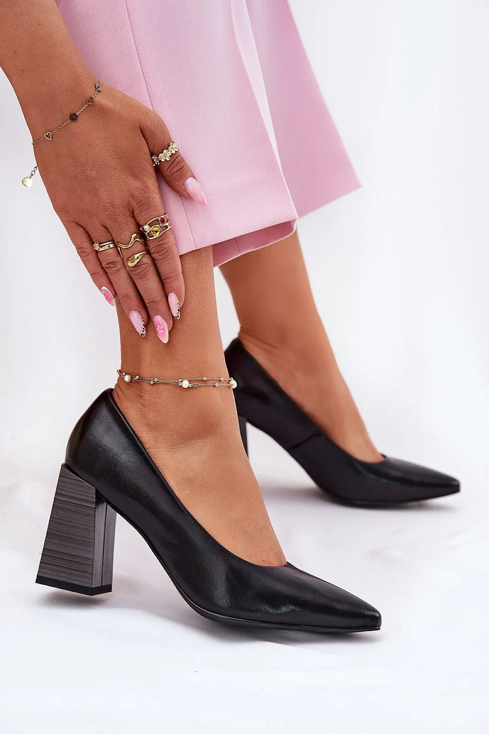 Escarpins talon large cuir naturel design classique élégance noire pointu confort bureau soir femmes