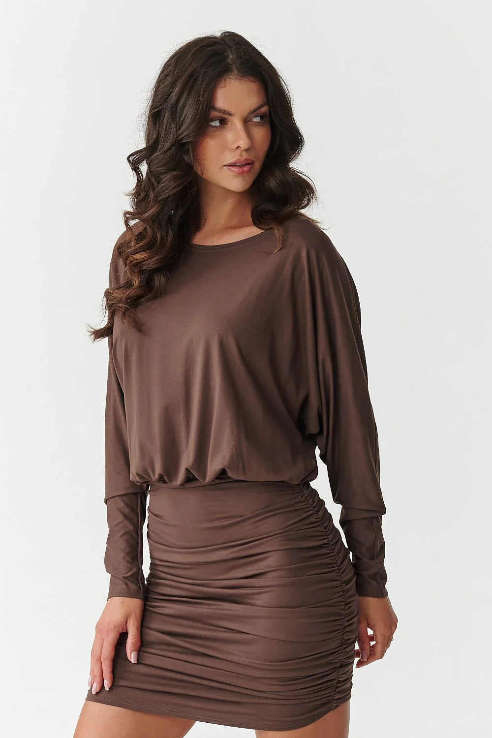 robe mini marron chocolat jersey stretch coupe blouson encolure ronde manches longues dolman taille haute moulante fronces latérales ruché confortable
