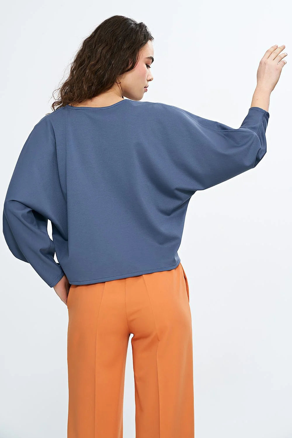 chemisier Nife oversize encolure V manches longues boxy courte emmanchures tombantes couture centrale décorative bleu ardoise fluide léger ourlet droit
