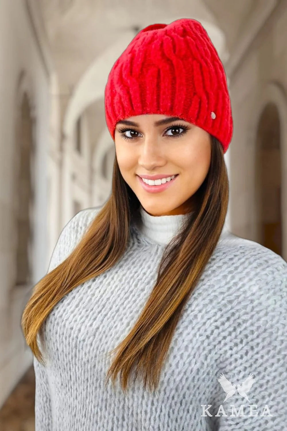 Bonnet d'hiver Kamea en laine polaire pour femme, chaud et doux, style moderne, couleur corail, logo métal, ajusté, volumineux, parfait pour les froids