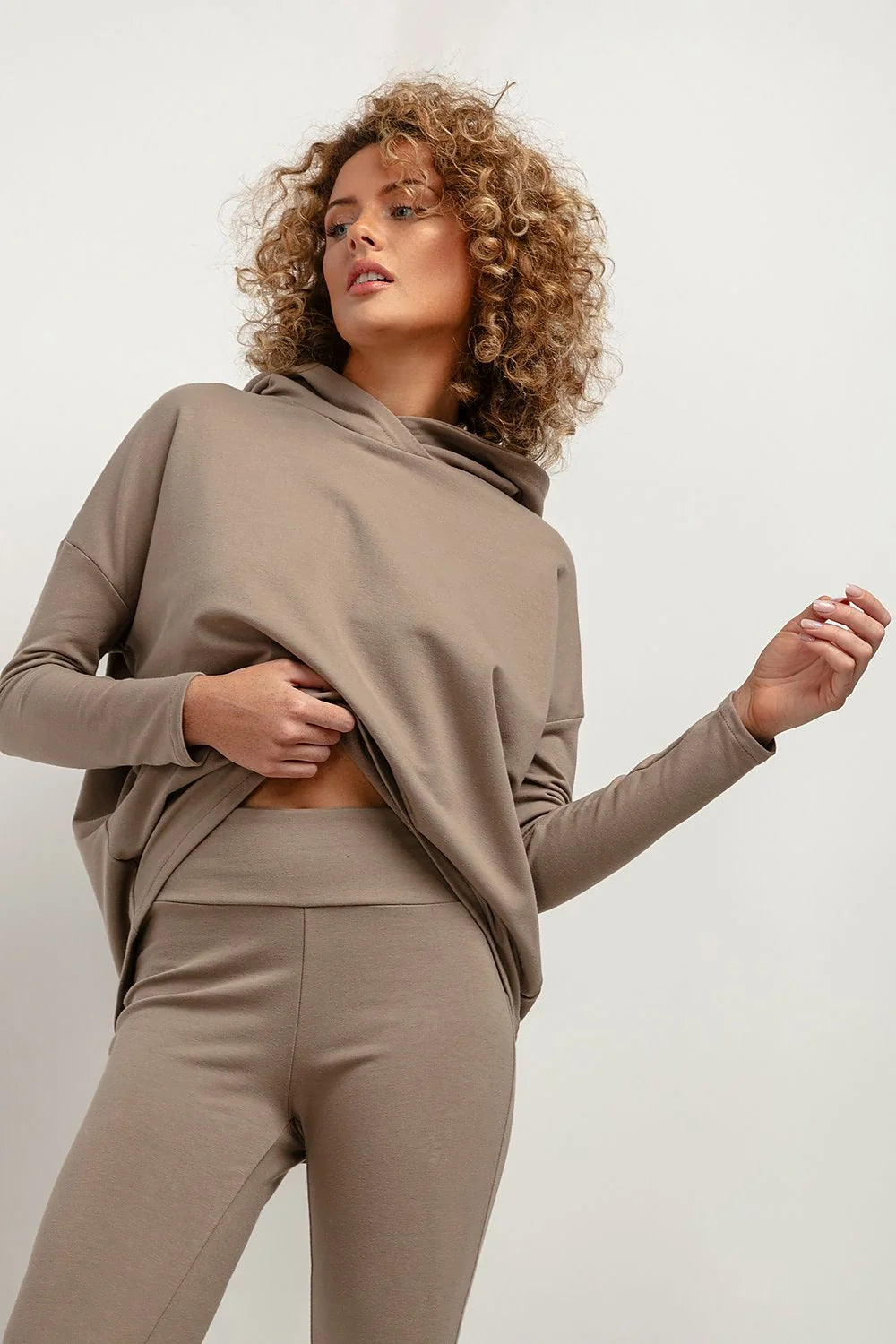Ensemble coordonné style décontracté pour femme, haut ample avec capuche, pantalon ajusté élastique, couleur taupe, matériau doux, confort maximal, style moderne