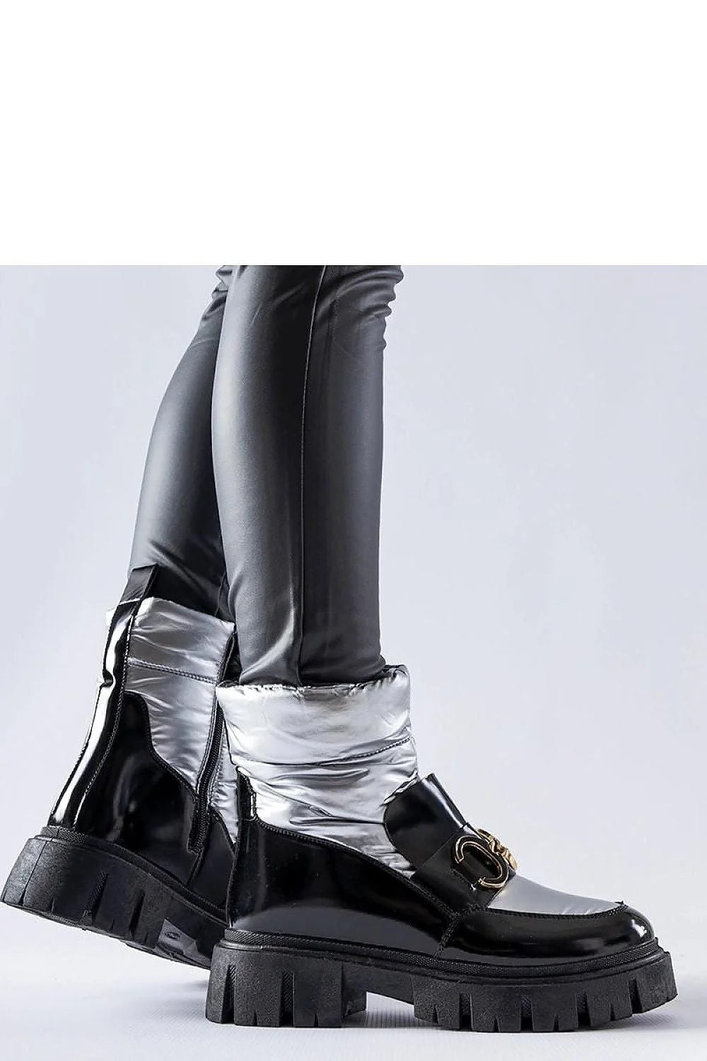 Bottes de neige Solea modernes audacieuses femmes cuir verni noir métallisé argenté boucle dorée semelle caoutchouc crantée fonctionnelles élégantes