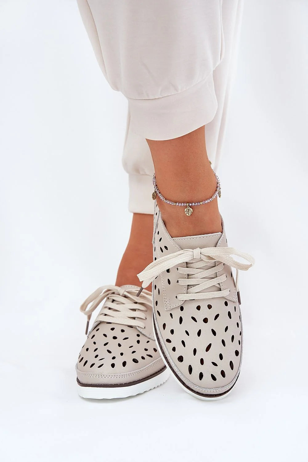 chaussures basses femme cuir naturel beige minimaliste décontractées élégantes perforées gouttelettes lacets larges semelles blanches plateforme antidérapantes respirantes confortables maintien