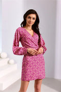 Robe de cocktail moderne élégante Roco Fashion tissu fluide motif géométrique blanc rose fuchsia manches longues bouffantes décolleté cache-cœur femme occasion spéciale