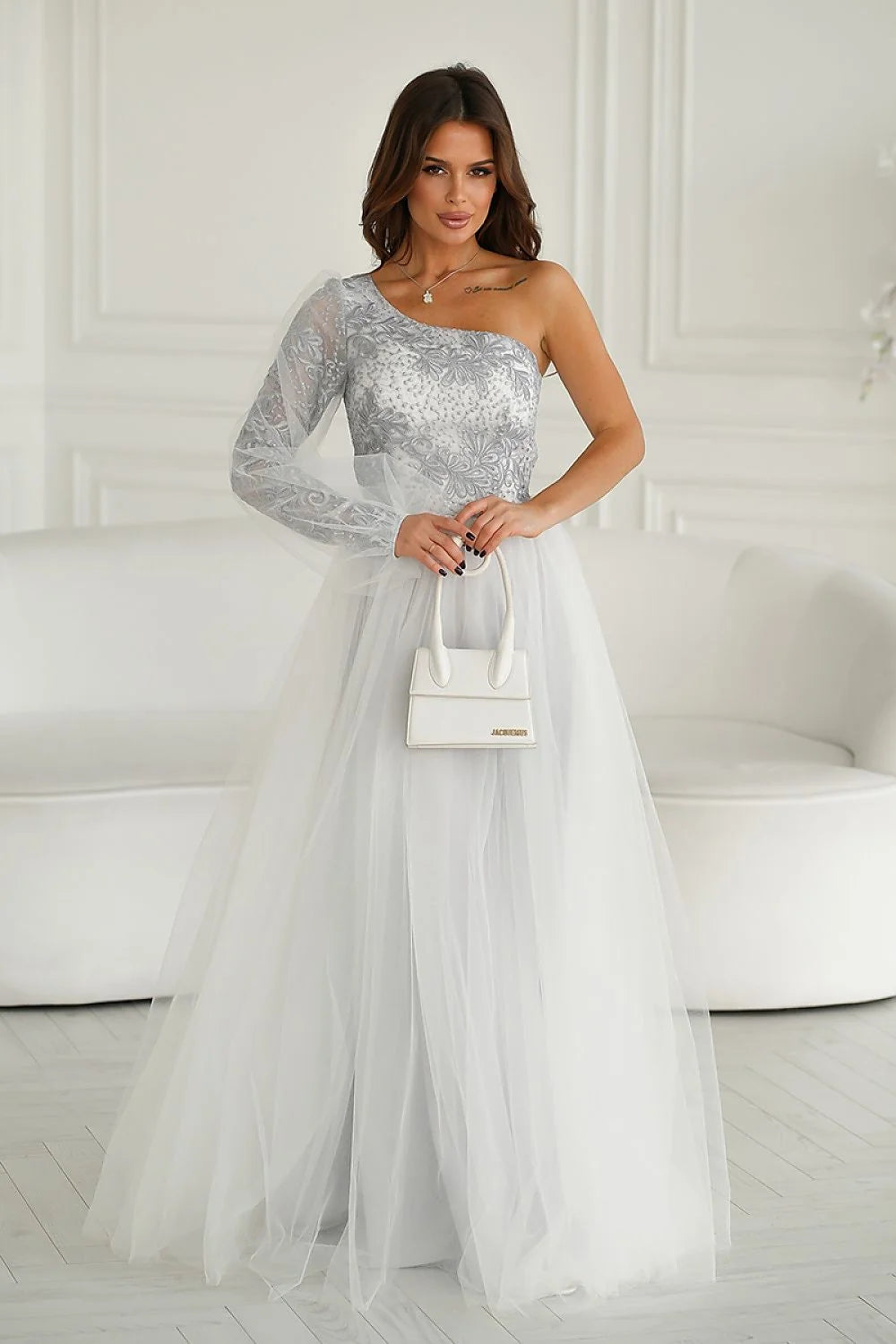 Robe de soirée élégante longue manches asymétriques dentelle tulle princesse évase argenté blanc femme