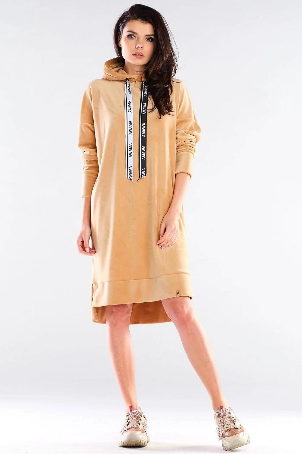 Robe décontractée en velours doux camel avec capuche intégrée, manches longues, style moderne féminin