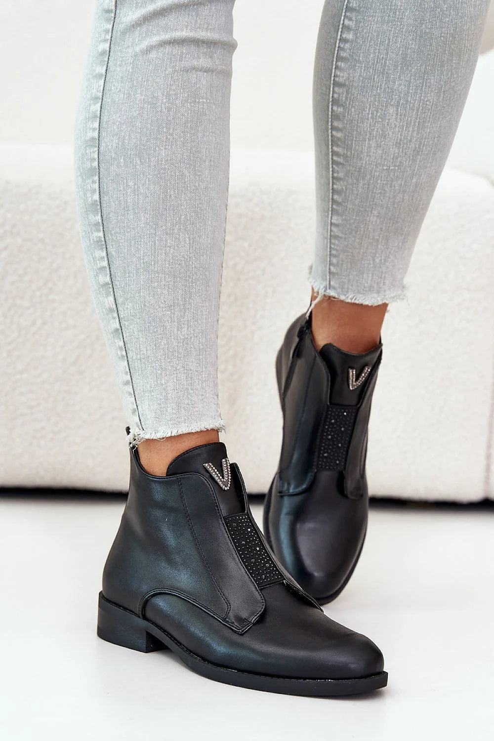 Bottes Step in Style pour Femmes, Design Moderne Élégant, Cuir Écologique, Talon Plat, Fermeture Zip, Élastique Décoré, Ankle Boots, Occasions Formelles ou Casual, Taille Adjustée