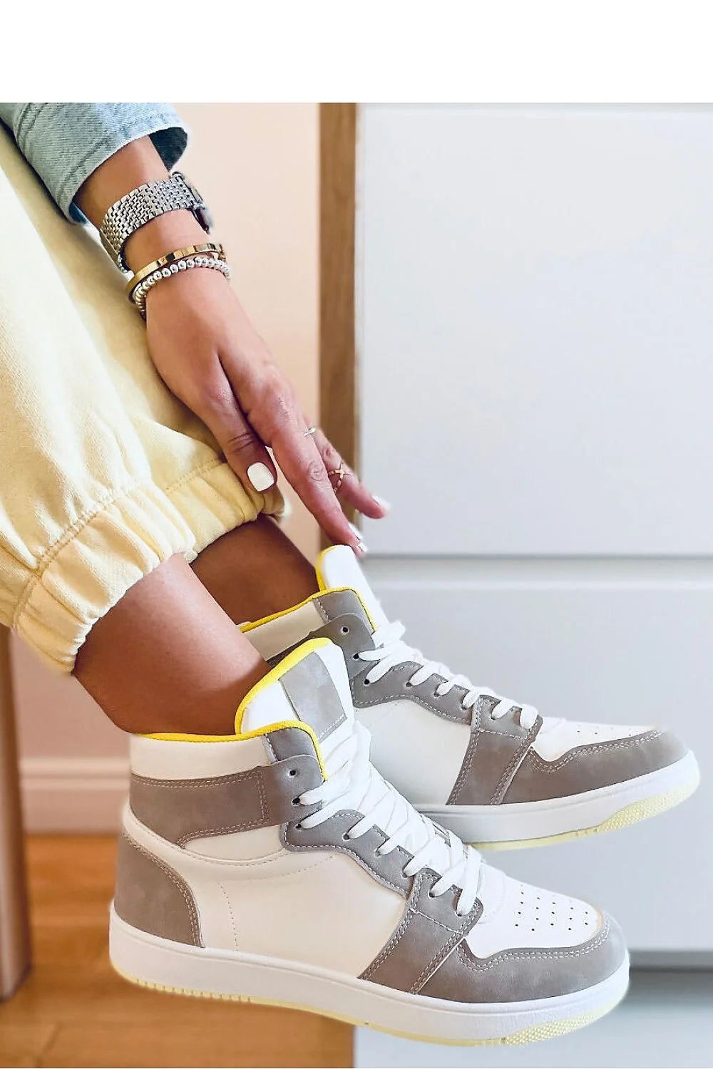 Baskets montantes femmes mode moderne style urbain cuir écologique tissu blanc gris jaune perforations semelle caoutchouc confort