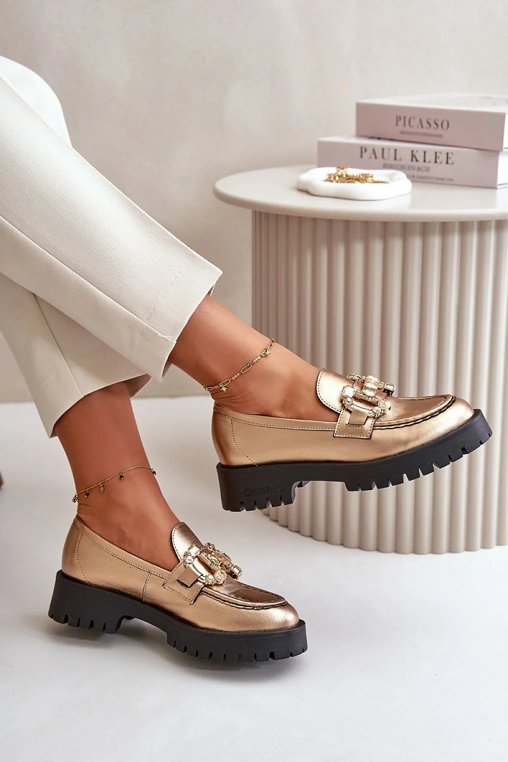Mocassins métalliques dorés Che Bello, cuir naturel, talon plat, décoration pierres précieuses imitation, confortable, style élégant moderne, femmes