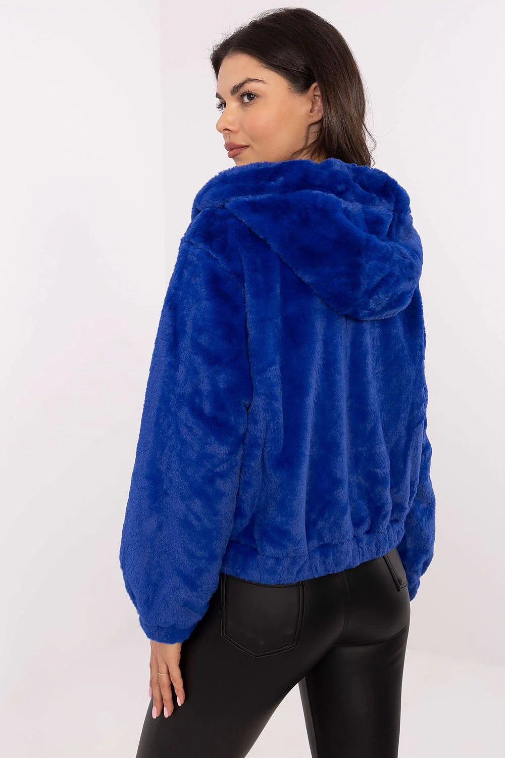 Veste en fausse fourrure moderne élégante bleu vif pour femmes, manches longues, capuche avec cordon de serrage, style court, matériau doux et luxueux, vêtement tendance pour les saisons fraîches
