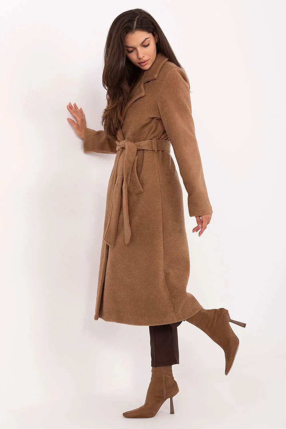 manteau femme long bouclé ceinturé camel col revers double boutonnage manches longues poches latérales coupe évasée doublure automne
