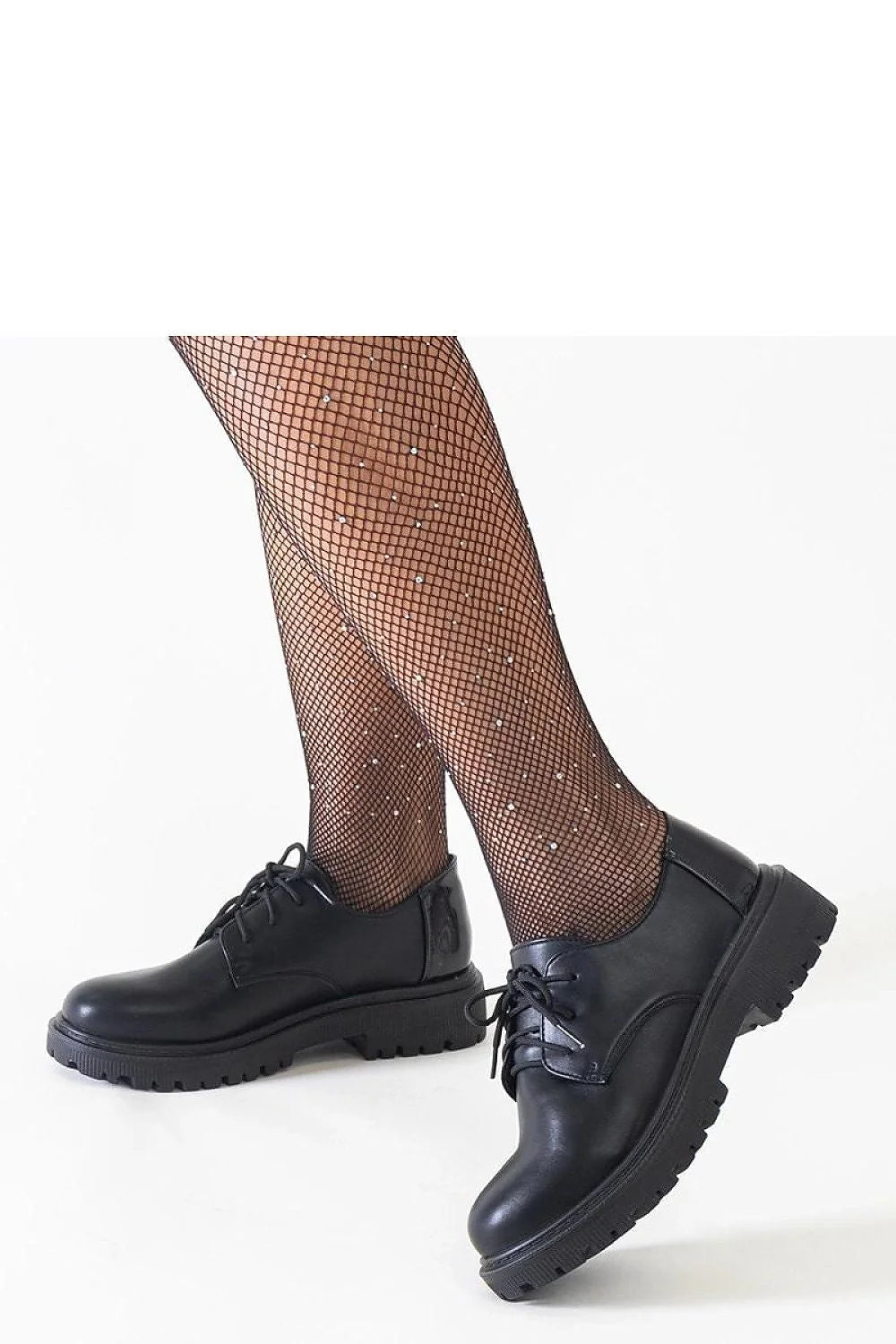 derby femme simili cuir noir lisse bout rond laçage ouvert lacets silhouette chunky semelle épaisse crantée contrefort verni