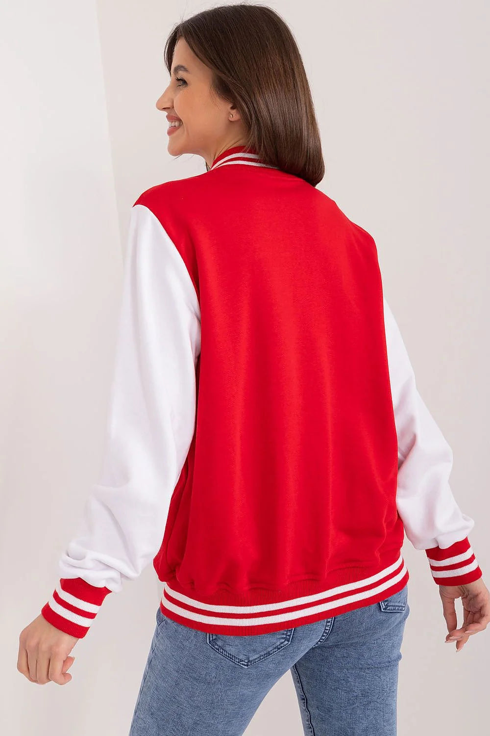 Veste universitaire femme style américain rouge blanc manches blanches col rond coutures contrastantes fermeture boutons pression
