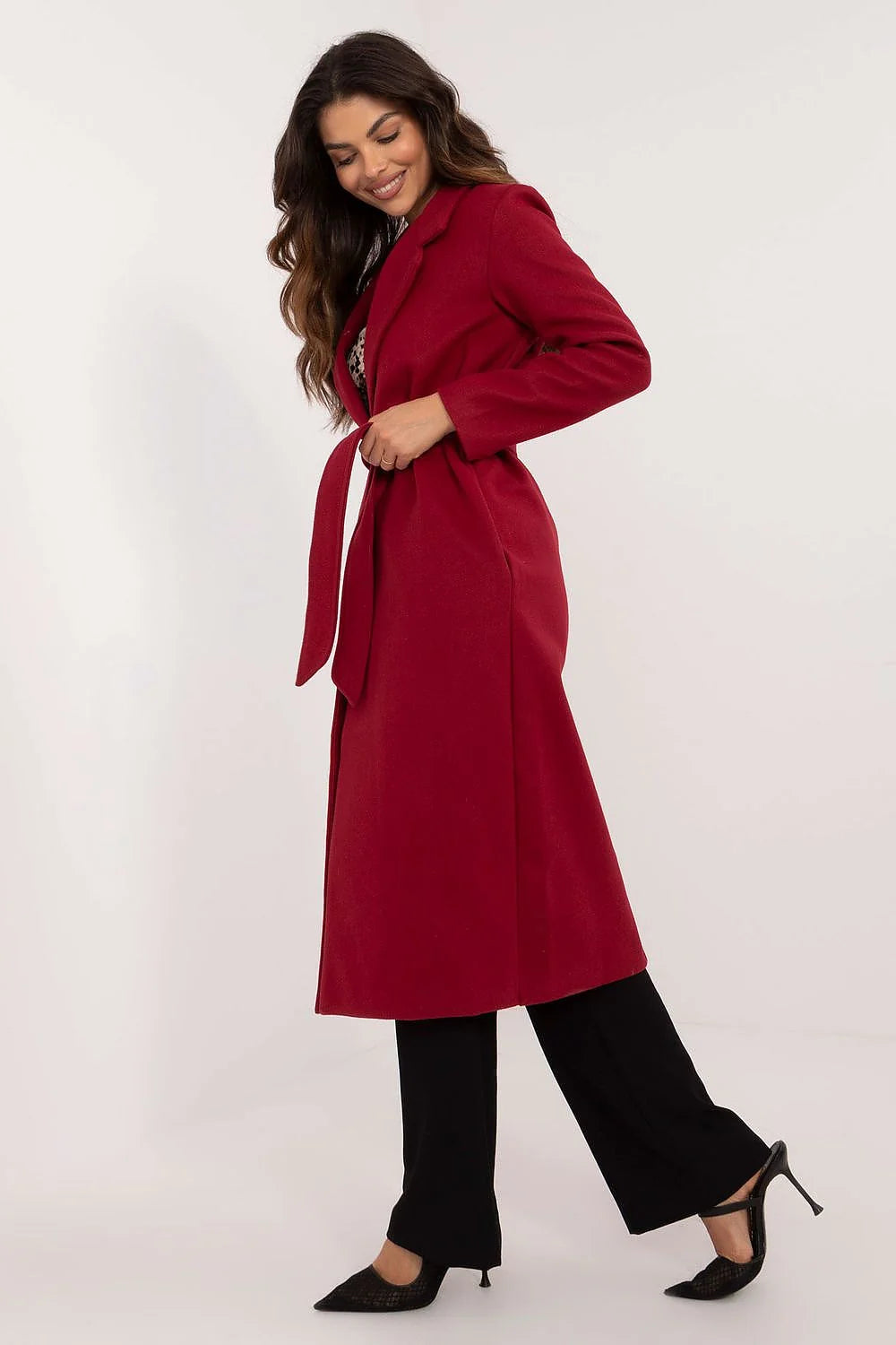 Manteau pour femme élégant long en laine douce coupe cintrée ceinture assortie couleur rouge profond fermeture bouton manches longues occasionnels transition