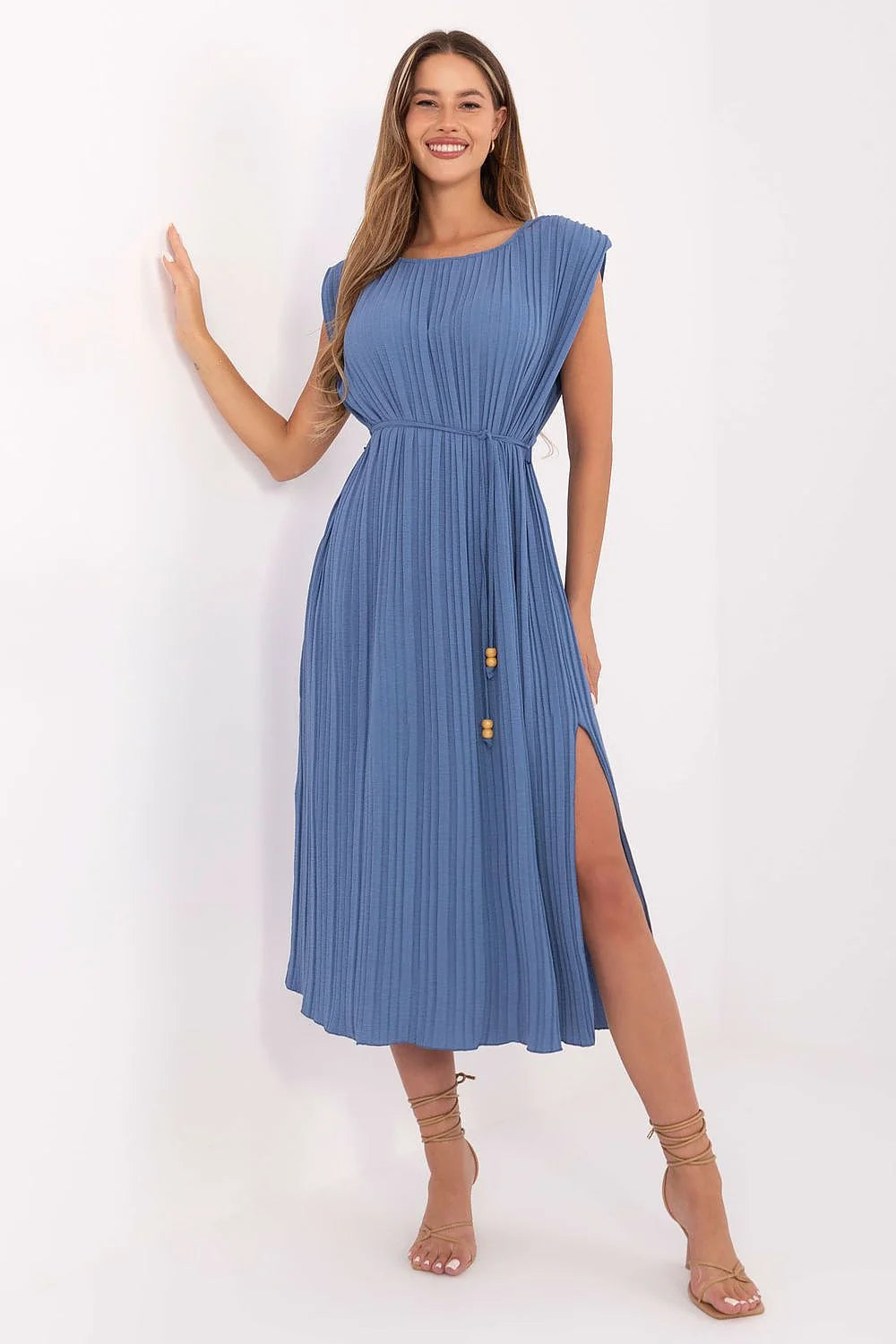 Robe de jour Italy Moda bleu doux coupe ajustée ceinture perlée manches courtes plissée longueur midi