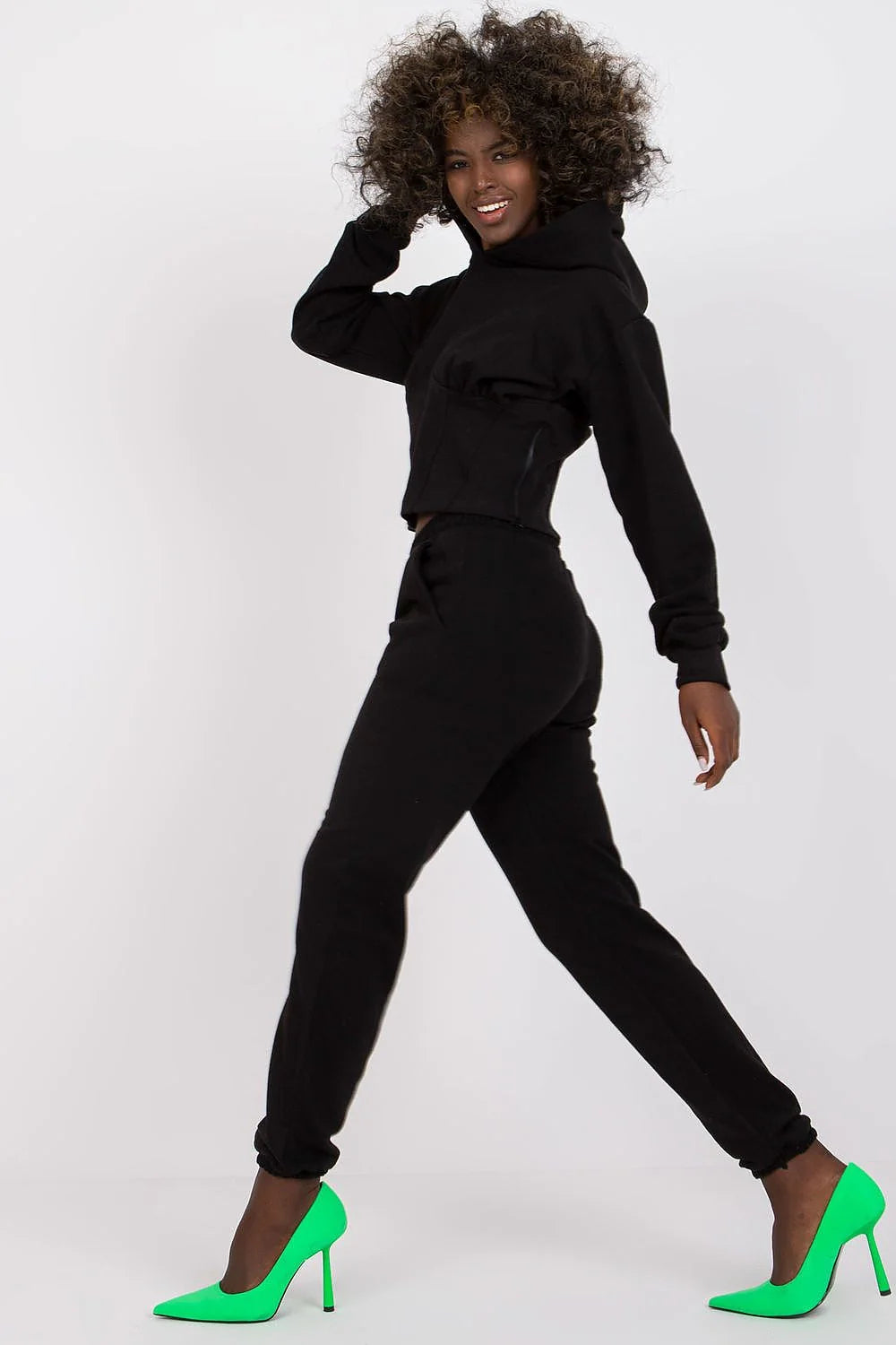 Ensemble survêtement femme style décontracté moderne sweat-shirt capuche pantalon jogger coupe fuselée couleur taupe matières confortables