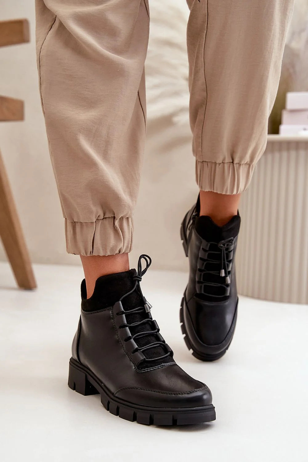 bottines femme cuir artificiel noir chic montante cheville semelle crantée épaisse antidérapante doublure chaude col rembourré lacets épais
