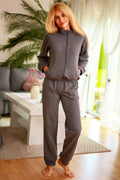 Ensemble de pyjama pour femme, coton élasthanne, style casual, couleur grise, coupe relaxée, poches latérales, veste zippée, pantalons amples, intérieur/extérieur, mode confort, vêtements détendus, style minimaliste, loungewear