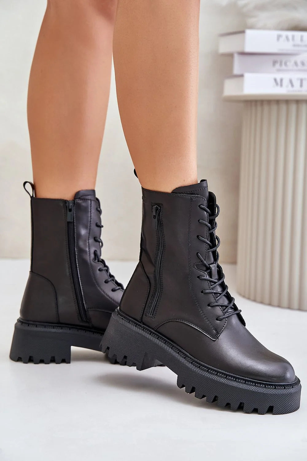 Bottines femmes design moderne cuir naturel haute silhouette confort style militaire fermeture éclair cheville élégance urbaine polyvalente hiver qualité supérieure tendances mode all-day wear