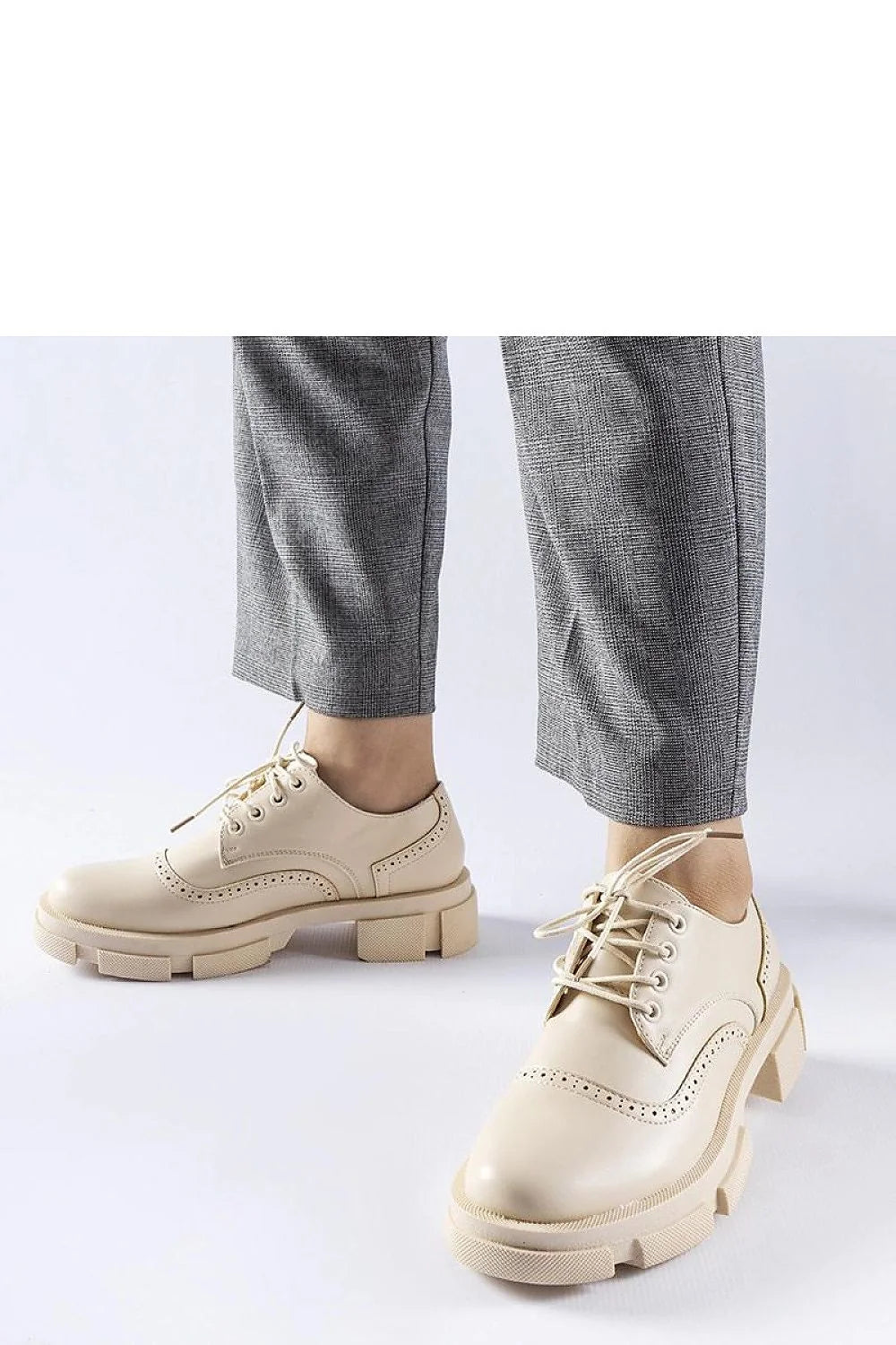 Chaussures basses derby femme élégance contemporaine style classique semelle crantée beige perforations décoratives lacets assortis cuir synthétique