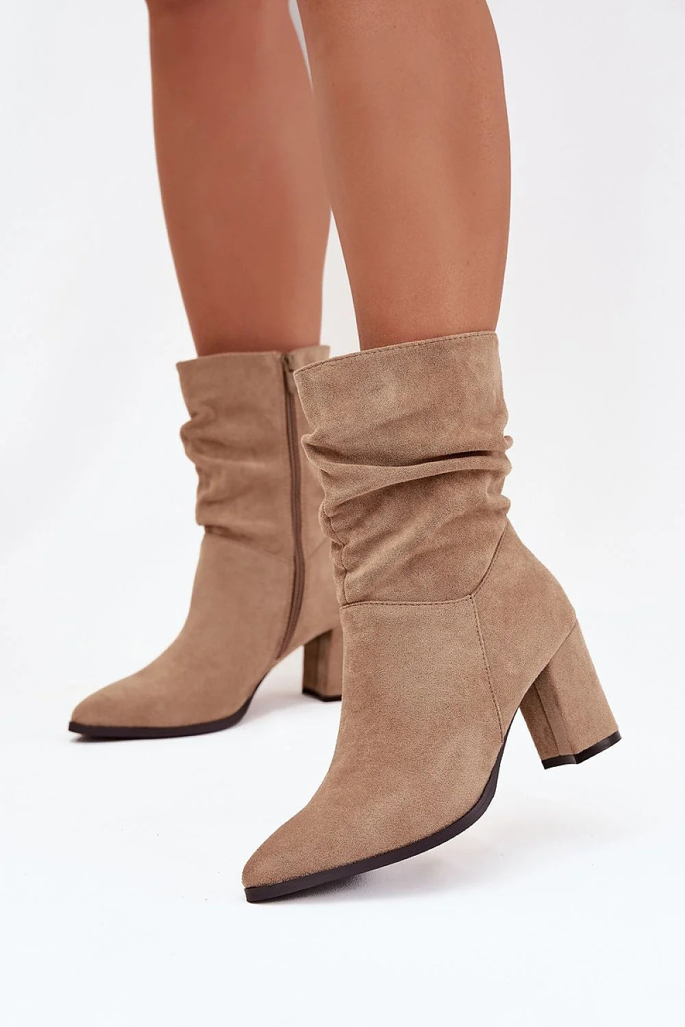 bottines femme suédine écologique taupe slouch froncée bout pointu talon bloc moyen silhouette élancée doublure fourrure synthétique fermeture éclair latérale