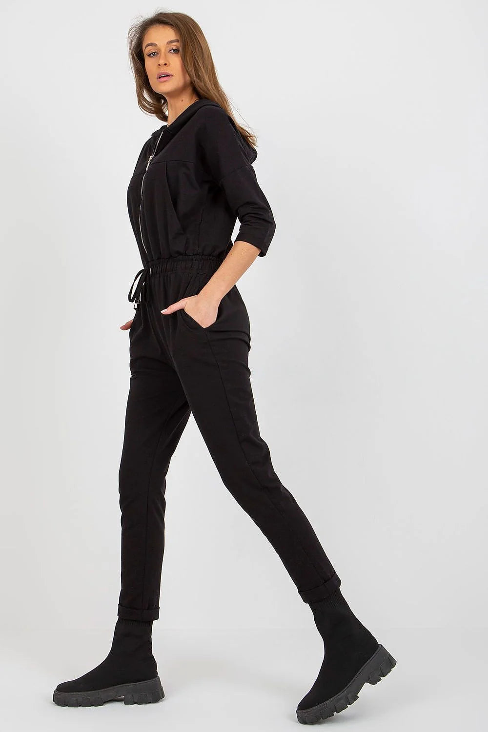 combinaison femme manches troisquarts zippée noire coton élasthanne stretch confortable capuche poches latérales taille élastique cordon fuselée slim cheville athleisure