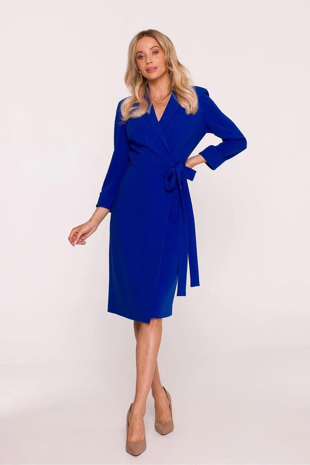 robe portefeuille élégante bleu cobalt crêpe structuré col V revers manches trois quarts poignets retroussés ceinture nouée ajustée