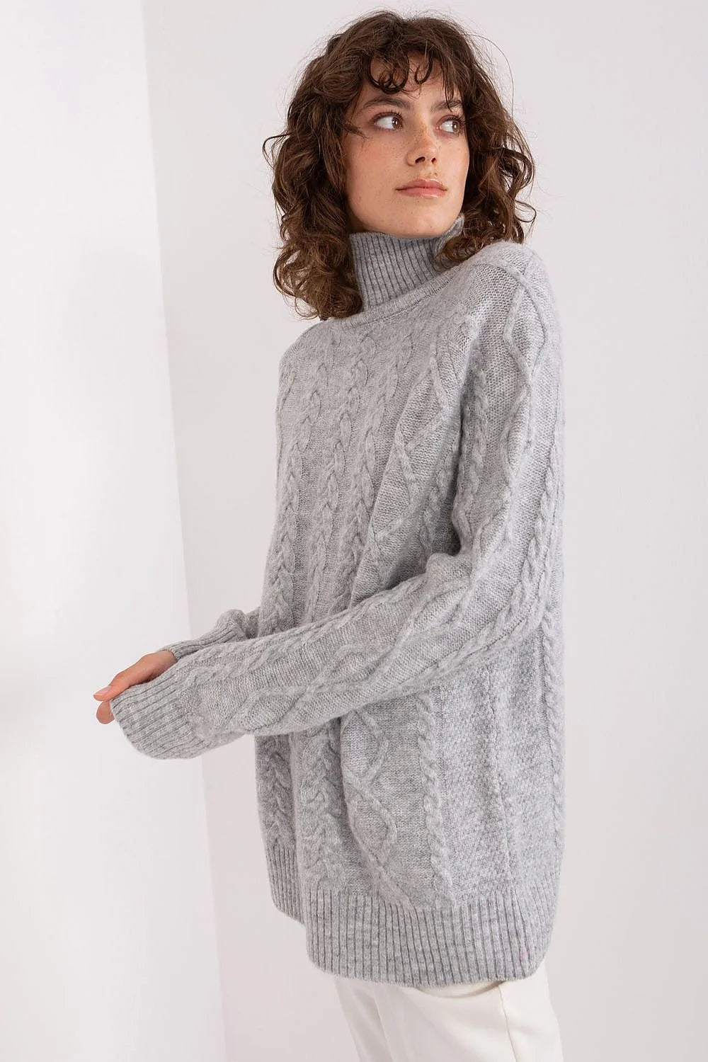 pull col roulé maille torsadée acrylique gris clair oversize ample manches longues tricot épais duveteux cosy