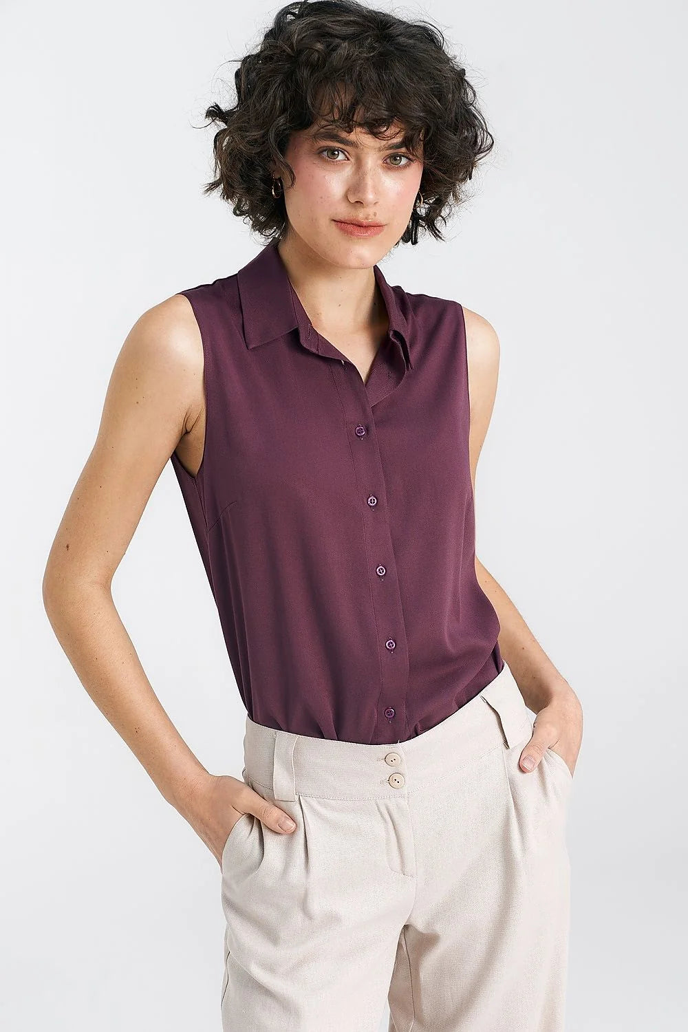 Chemise sans manches élégante couleur aubergine en viscose coupe ajustée matière douce pour femme