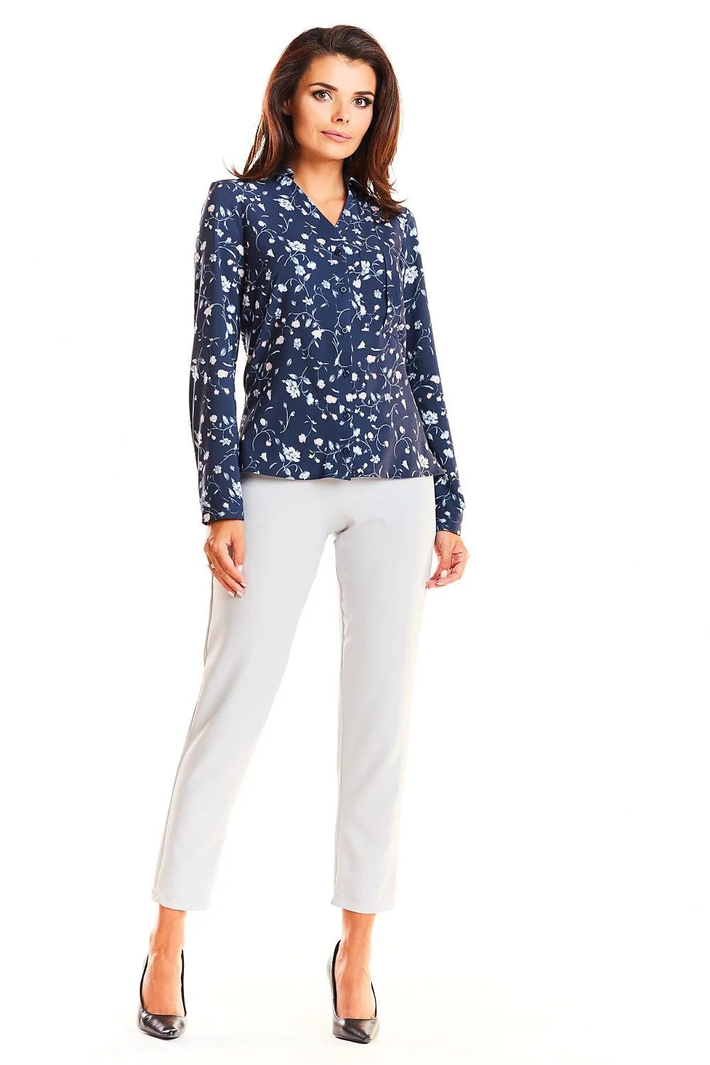 chemise satinée bleu cobalt semiajustée manches longues colV tailleur boutonnage central poche poitrine plissée tissu fluide léger élasthanne professionnel chic