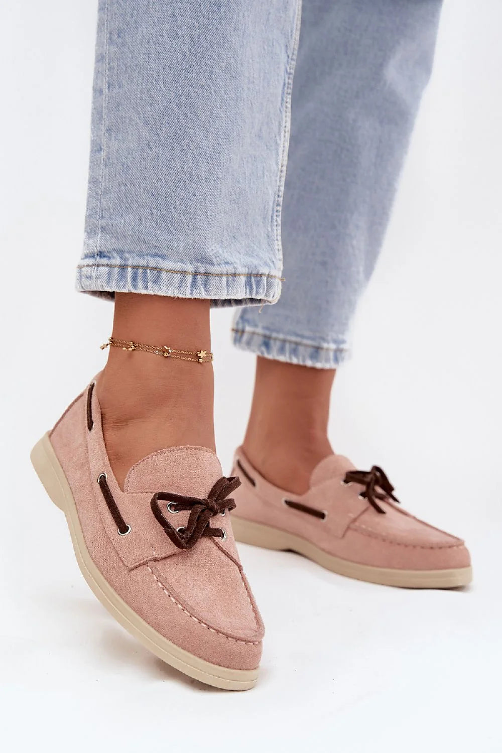 mocassins suède écologique femme rose poudré bout arrondi surpiqûres décoratives oeillets métalliques lacets marron semelle caoutchouc beige talon plat confort