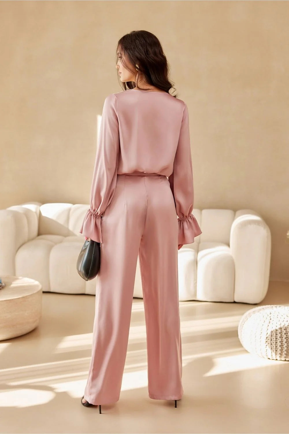 Ensemble mode féminin élégant et raffiné haut et pantalon satiné rose poudré taille haute manches longues style moderne occasion élégante