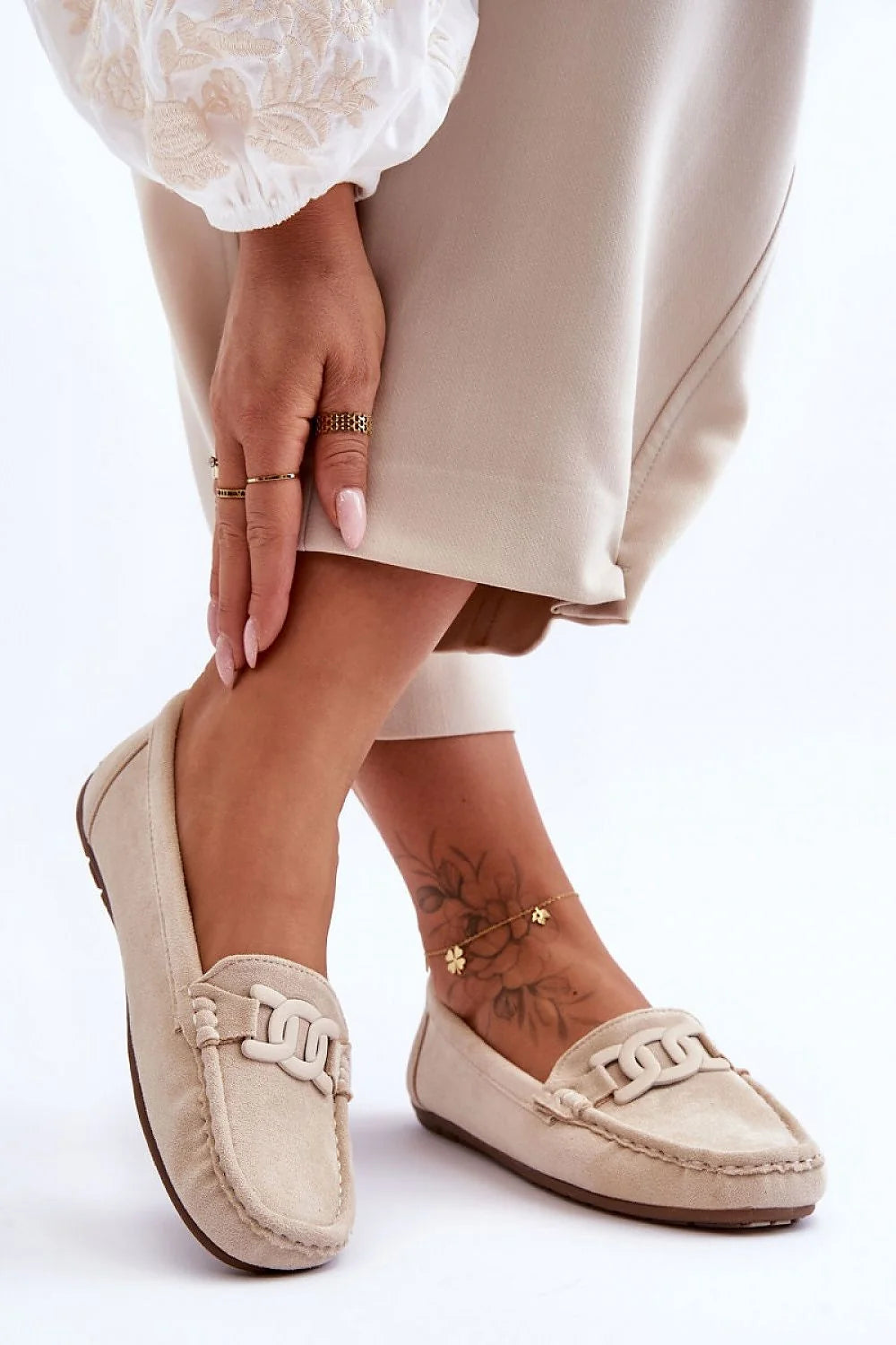 mocassins femme daim synthétique beige slipon bout rond surpiqûres chaîne maillons semelle gomme marron talon plat confortable perforée