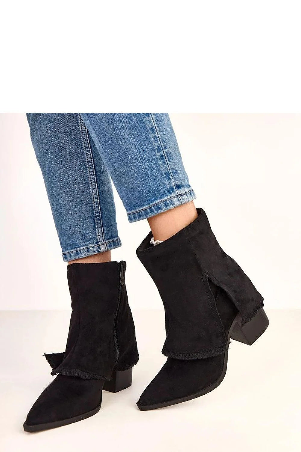 bottines cheville suédine noire bout pointu talon9cm bloc fermeture éclair latérale rabat effiloché fente arrière western contemporain élégant ajusté confort