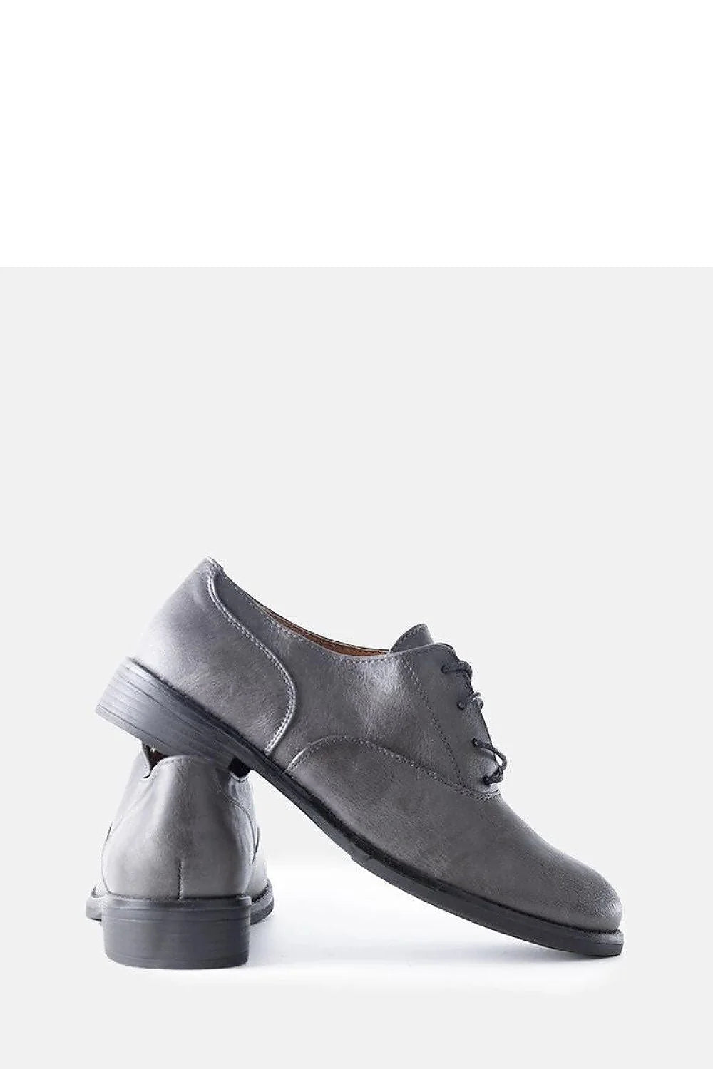 Chaussures basses Solea en simili cuir grises classiques Oxford fermeture lacets œillets métalliques coupe basse bout rond talon carré semelle caoutchouc confortable durabilité femmes