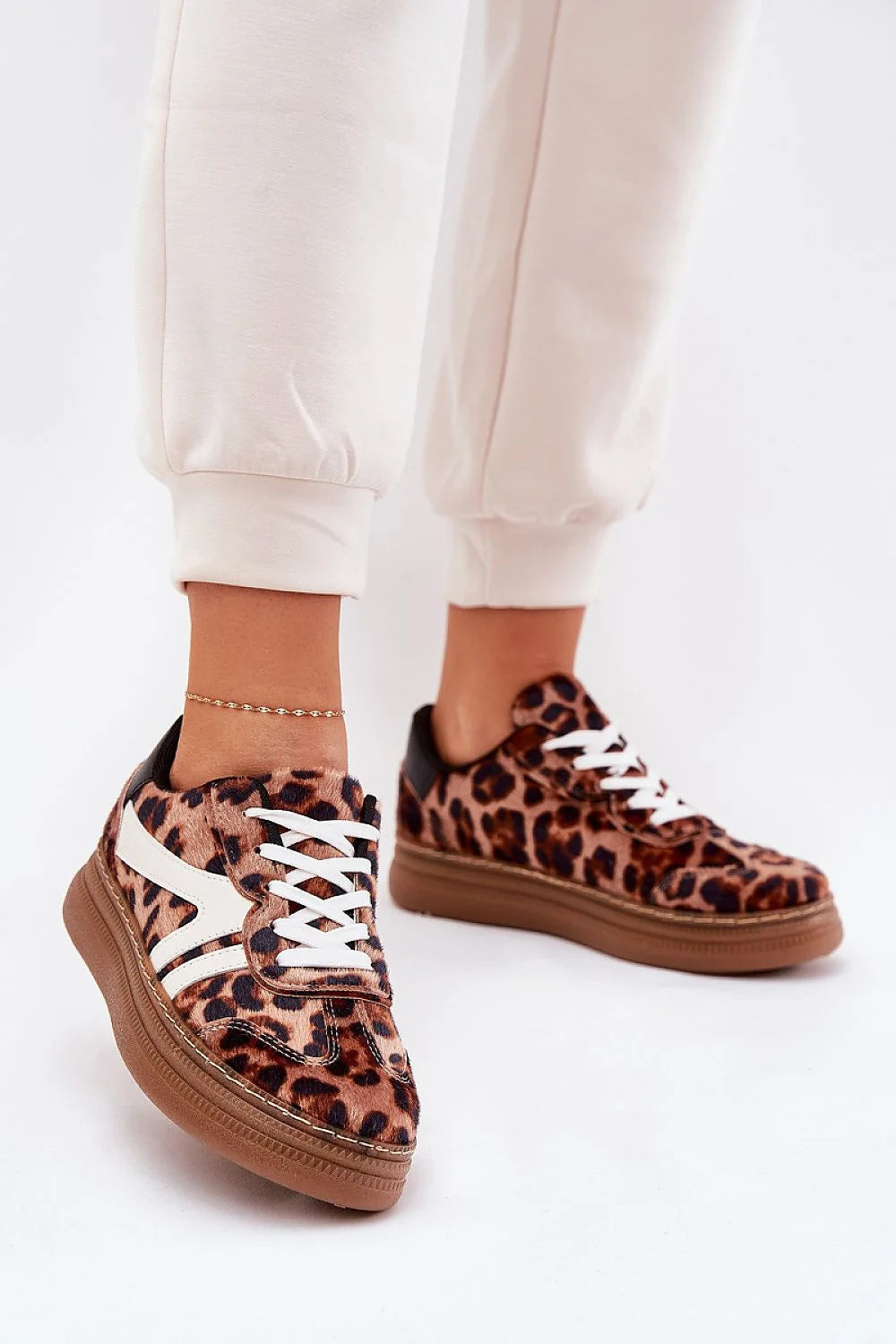Chaussures de sport audacieuses femmes design moderne motif léopard tige basse semelle caoutchouc confortable