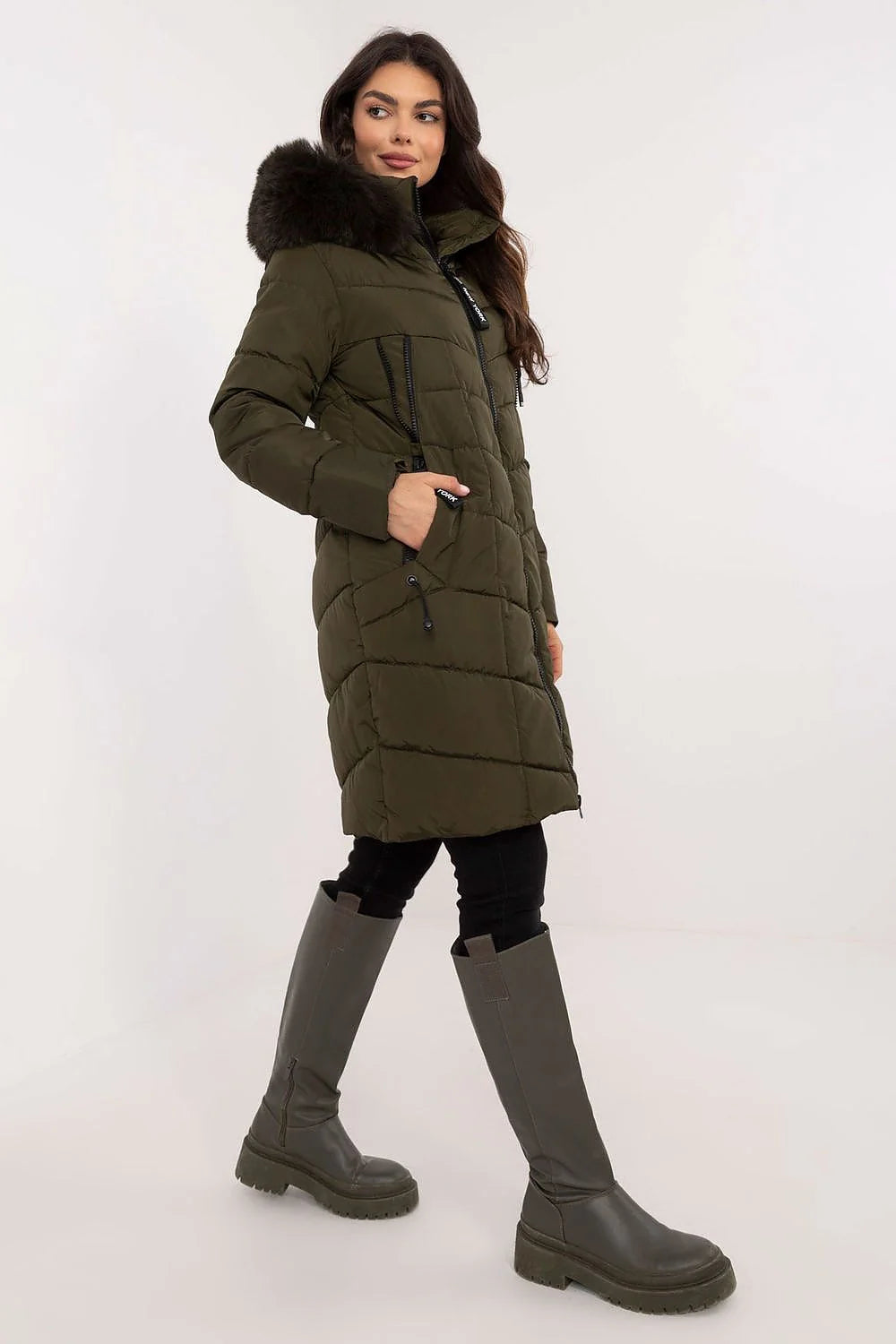 Veste d'hiver pour femmes design moderne fourrure synthétique vert olive coupe droite longueur genoux fermeture éclair poches zippées