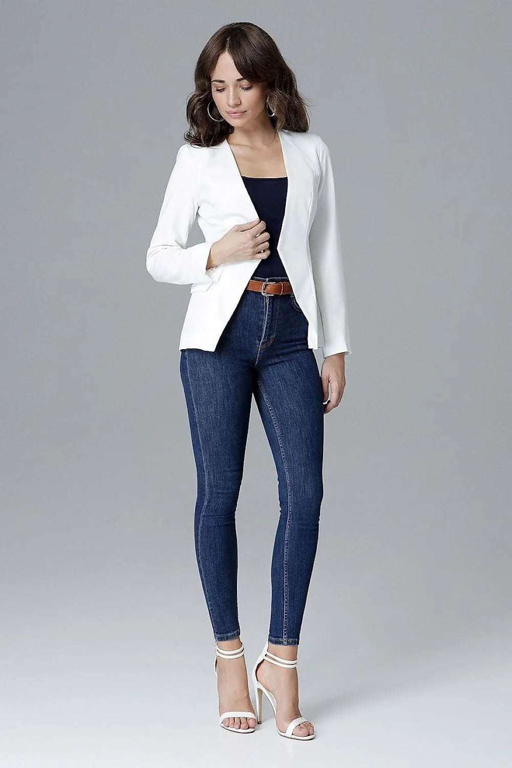 Blazer femme noir chic ajusté en tissu élégant pour un style moderne et décontracté