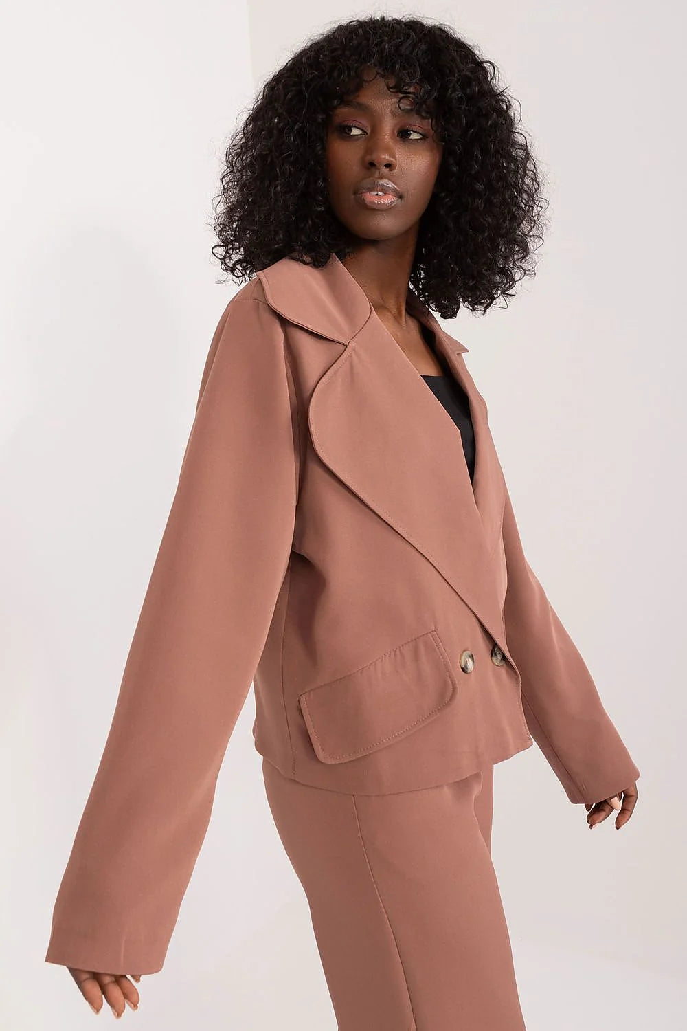 Veste Lakerta blazer femme manches longues épaules tombantes tissu polyester mélange couleur marron rosé style moderne coupe oversize finitions épurées occasions variées