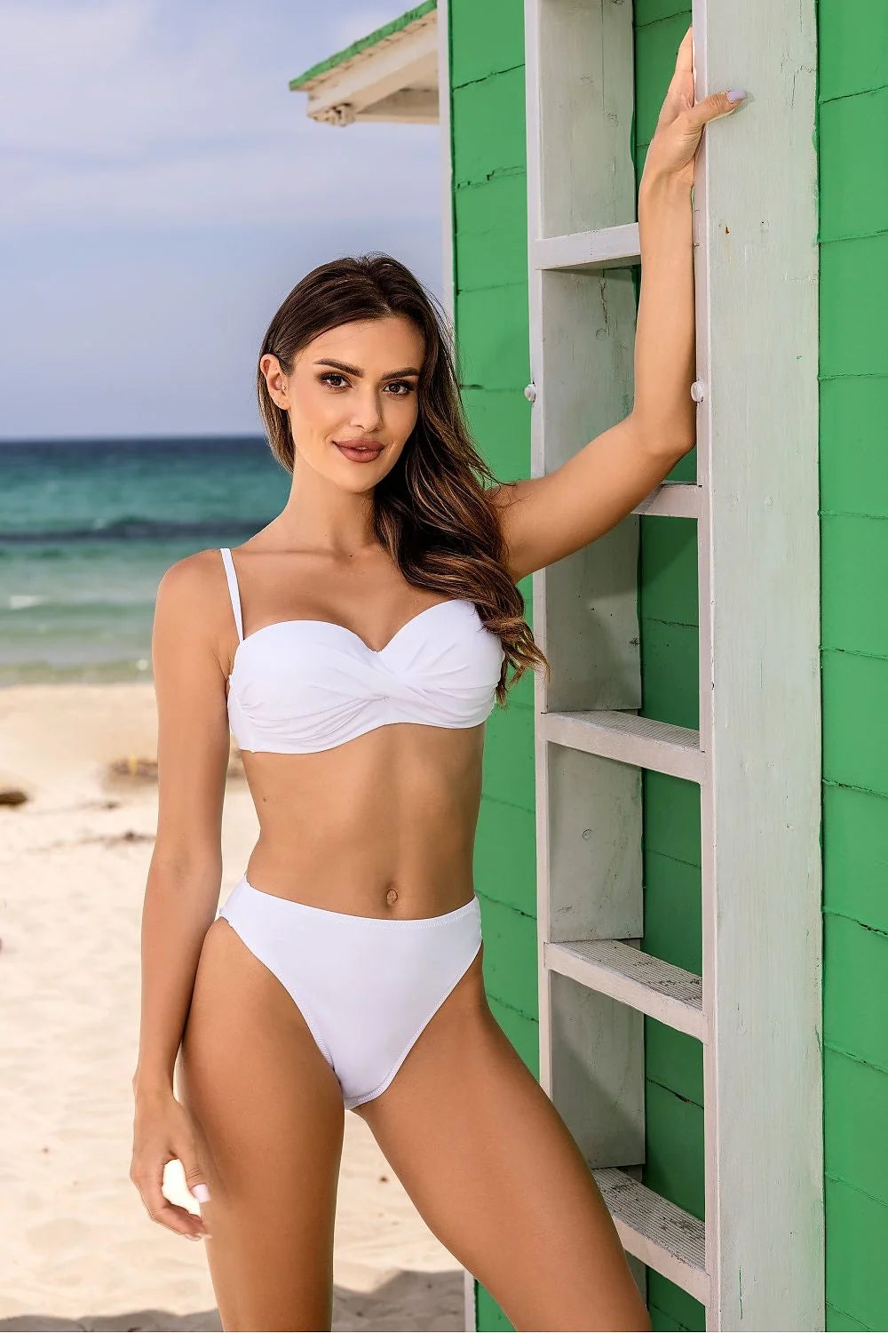 Maillot de bain deux pièces femme blanc moderne chic, briefs haute, bretelles dos, tissu nylon elastane, plage piscine