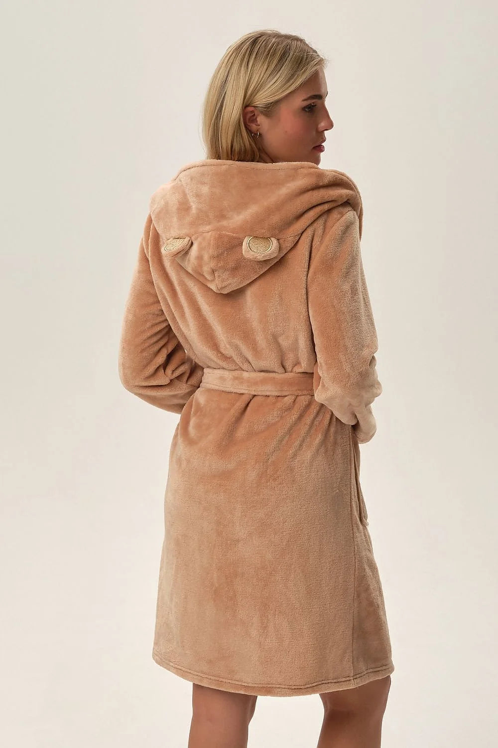 Peignoir Henderson pour femmes en polaire beige clair, confortable et élégant, manches longues, col châle, ceinture incluse, poches spacieuses, idéal pour la détente à la maison