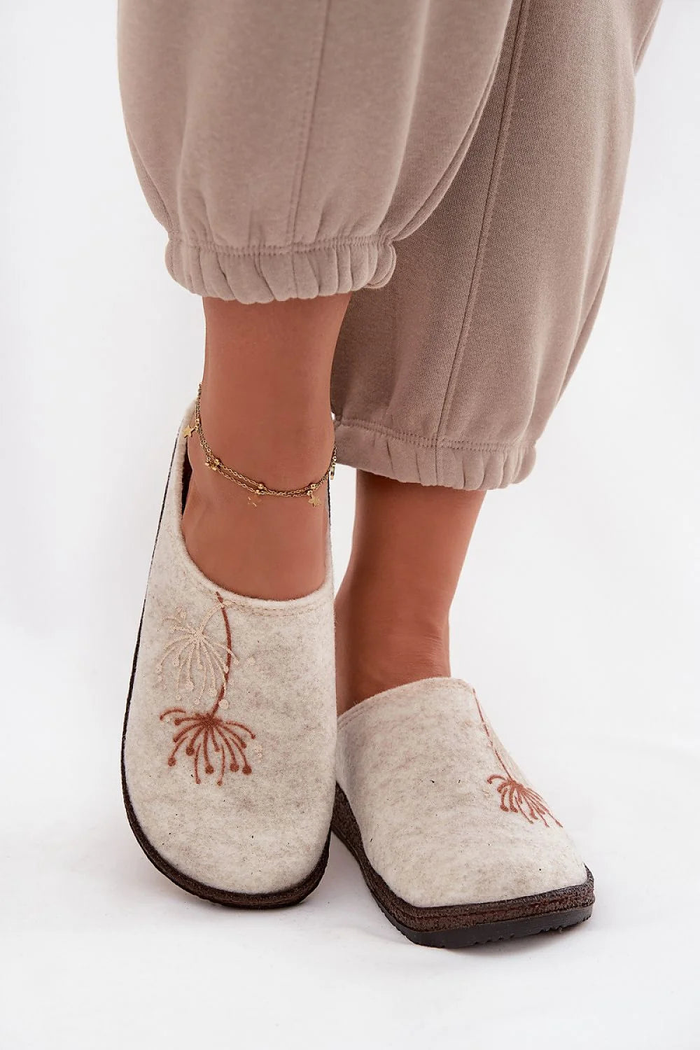 chaussons femmes feutrés écru laine artisanaux broderie florale bout fermé enfilage facile semelle intérieure rembourrée antidérapante marron maintien chaleur confort