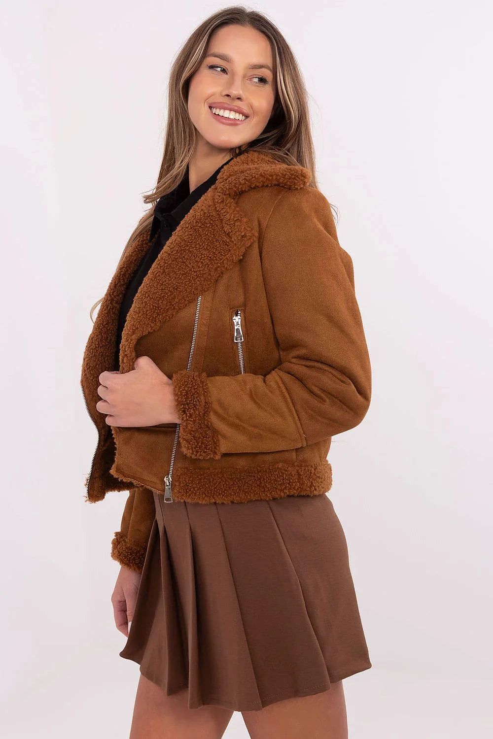 Veste aviateur femme en suédine fourrure synthétique col large plissée, jupe mi-cuisse couleur brune, style chic décontracté automne hiver